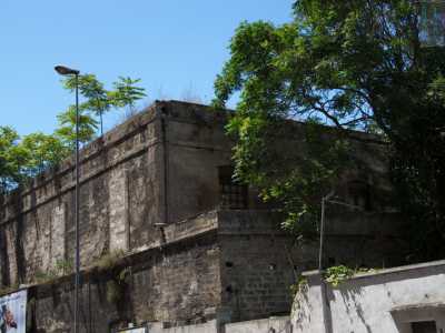 Sulla facciata finestre e porte sono state tutte murate e rese cieche quasi a simboleggiare il silenzio a cui � stato oramai sottoposto. L�interno, invaso da alberi ed erba, � diventato un�aria scoperta che si affaccia sui binari ferroviari